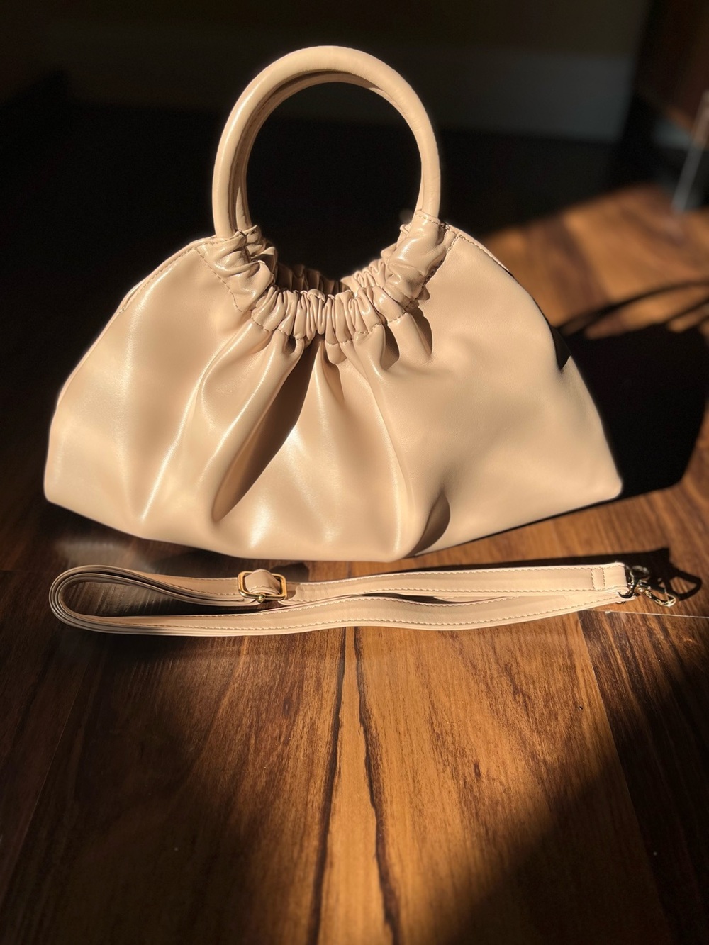 LA VOUTE Adrienne Bailon NWOT Le Papillon
Bag Sand Tan Handbag / Shoulder Purse - Picture 2 of 10
